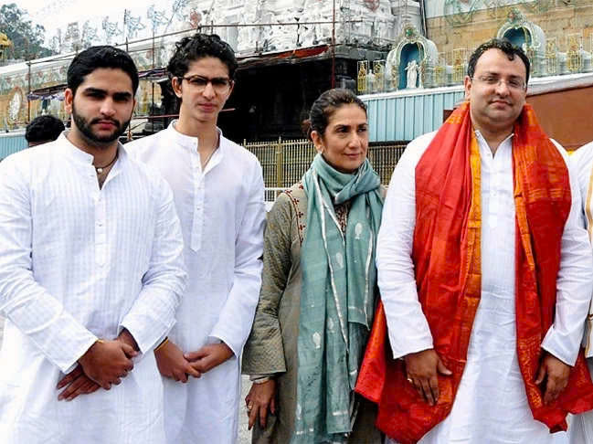 Firoz Mistry (bên trái ngoài cùng) cùng Zahan, mẹ và người cha quá cố Cyrus Mistry. Ảnh:ET Bureau